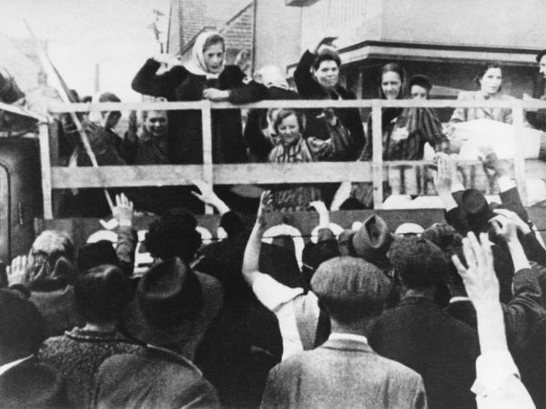 Massacro di Lidice - Rappresaglia nazista - Cecoslovacchia, Lidice - Ritorno dei prigionieri sopravvissuti allo sterminio - Camion degli alleati - Donne e bambini con pigiama a strisce