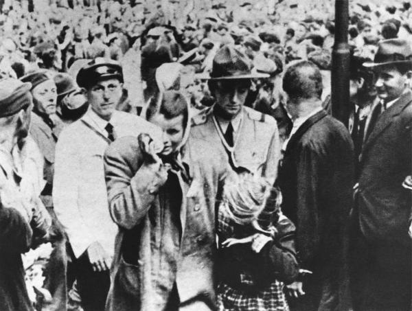 Massacro di Lidice - Rappresaglia nazista - Cecoslovacchia, Lidice - Ritorno dei prigionieri sopravvissuti allo sterminio - Donna con bambina - Folla