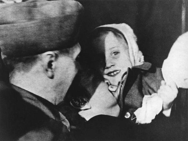 Massacro di Lidice - Rappresaglia nazista - Cecoslovacchia, Lidice - Ritorno dei bambini dal campo di sterminio - Ritratto infantile: Hana Spotovà, bambina con sua mamma