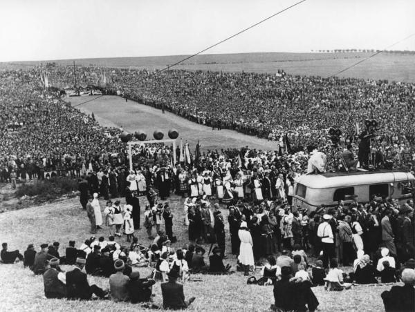 Massacro di Lidice - Rappresaglia nazista - Cecoslovacchia, Lidice - I Cerimonia solenne per la liberazione e il ricordo delle vittime - Veduta dall’alto - Folla - Telecamere su un furgone