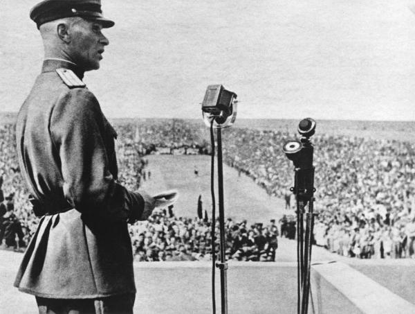 Massacro di Lidice - Rappresaglia nazista - Cecoslovacchia, Lidice - I Cerimonia solenne per la liberazione e il ricordo delle vittime - Veduta dall’alto - Il colonnello Pankov al microfono - Folla