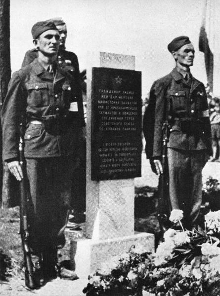 Massacro di Lidice - Rappresaglia nazista - Cecoslovacchia, Lidice - Cerimonia solenne per la liberazione e il ricordo delle vittime - Monumento ai caduti voluto dai sovietici - Soldati
