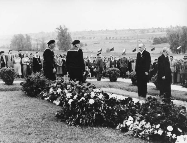 Massacro di Lidice - Rappresaglia nazista - Cecoslovacchia, Lidice - Commemorazione delle vittime del nazismo - Omaggio ai caduti - Vaclav Nosek, ministro degli interni cecoslovacco in visita - Bandiere