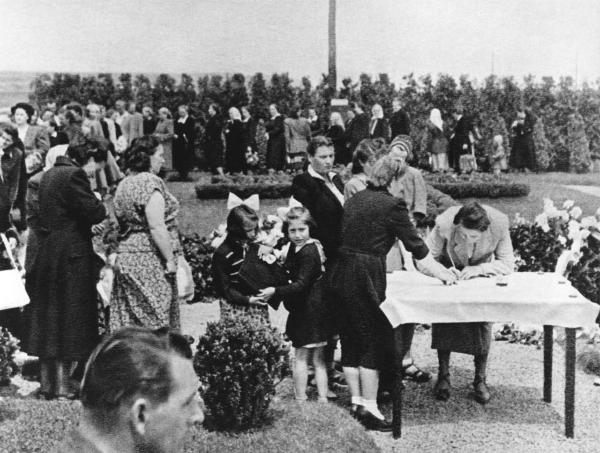 Massacro di Lidice - Rappresaglia nazista - Cecoslovacchia, Lidice - Commemorazione delle vittime del nazismo - Donne firmano un appello per la pace