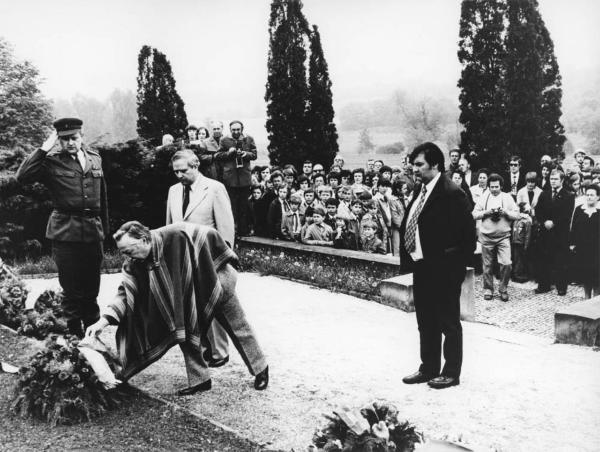 Massacro di Lidice - Rappresaglia nazista - Cecoslovacchia, Lidice - Commemorazione delle vittime del nazismo - Omaggio ai caduti - Luis Corvalan, segretario generale del Partito Comunista del Cile