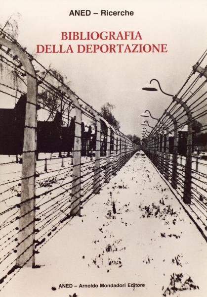 Copertina del libro “Bibliografia della deportazione” prefazione di Eridano Bazzarelli, collana Aned-Ricerche, editore Aned-Arnoldo Mondadori, 1982 / Fotografia riprodotta in copertina: Polonia - Campo di concentramento / Campo di sterminio di Auschwitz-Birkenau - Pali e reticolato con filo spinato e corrente elettrica ad alta tensione - Luci (autore Anonimo)