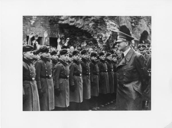 Austria, Graz - Istituto di Educazione Nazionalpolitica (NAPOLA) - Formazione della gioventù hitleriana (Hitlerjugend) - Adolf Hitler in visita - Bambini in divisa sull'attenti