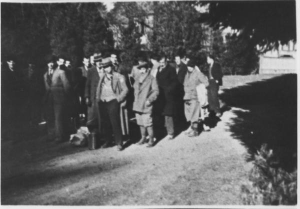 Seconda guerra mondiale - Nazi-fascismo - Varese - Villa Concordia, parco (?) - Ritratto di gruppo: ebrei catturati alla frontiera con la Svizzera - Valigie - Deportazione