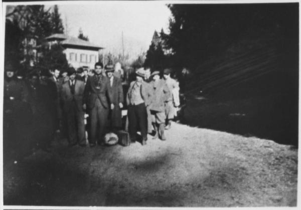 Seconda guerra mondiale - Nazi-fascismo - Varese - Villa Concordia, parco (?) - Ritratto di gruppo: ebrei catturati alla frontiera con la Svizzera - Valigie - Deportazione