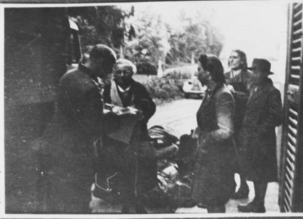 Seconda guerra mondiale - Nazi-fascismo - Varese - Cattura di una famiglia ebrea al confine con la Svizzera - Valigie - Polizia di frontiera tedesca (Zollgrenzschutz) in divisa - Camion