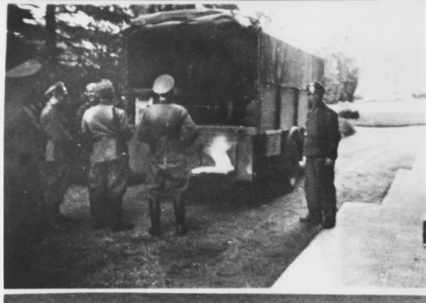 Seconda guerra mondiale - Nazi-fascismo - Varese - Cattura di una famiglia ebrea al confine con la Svizzera - Polizia di frontiera tedesca (Zollgrenzschutz) in divisa - Camion