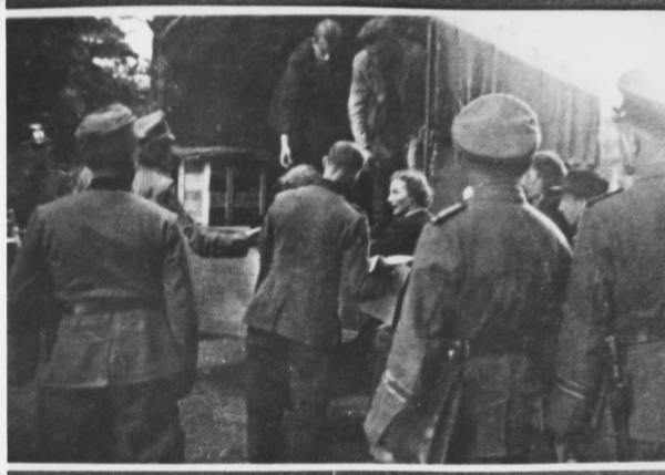 Seconda guerra mondiale - Nazi-fascismo - Varese - Cattura di una famiglia ebrea al confine con la Svizzera - Polizia di frontiera tedesca (Zollgrenzschutz) in divisa - Deportazione di ebrei su un camion