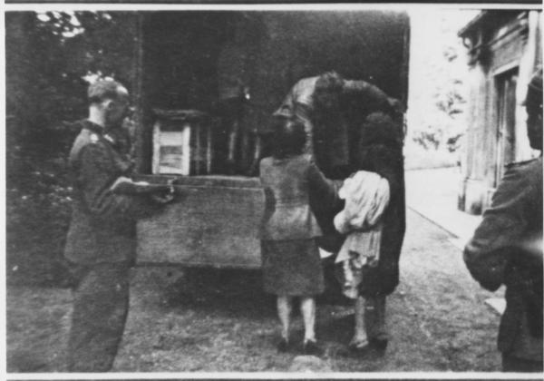 Seconda guerra mondiale - Nazi-fascismo - Varese - Cattura di una famiglia ebrea al confine con la Svizzera - Polizia di frontiera tedesca (Zollgrenzschutz) in divisa - Deportazione di ebrei su un camion- Donne ebree