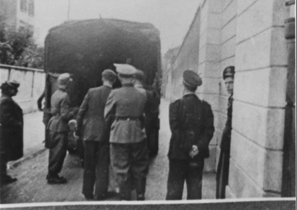 Seconda guerra mondiale - Nazi-fascismo - Varese - Carcere - Deportazione di ebrei su un camion - Polizia tedesca in divisa