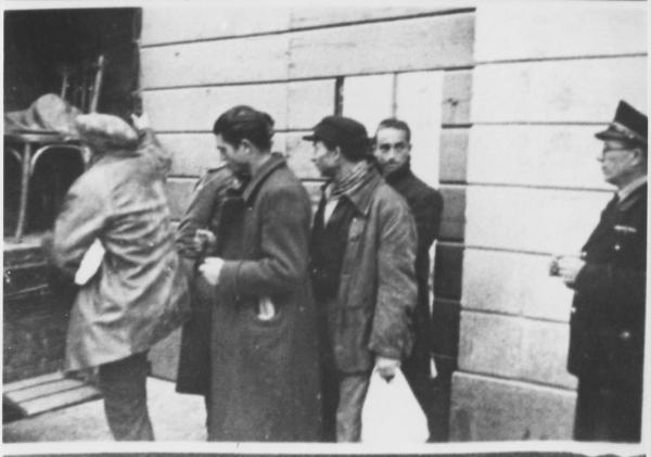 Seconda guerra mondiale - Nazi-fascismo - Varese - Carcere - Deportazione di ebrei su un camion - Polizia