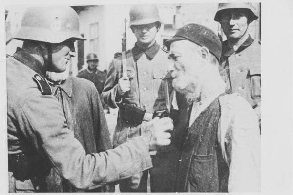 Nazismo - Polonia, Plock - Umiliazione pubblica: taglio della barba a un uomo ebreo in strada - SS truppe tedesche in divisa - Antisemitismo