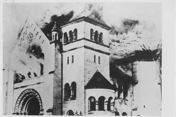 Nazismo - Notte dei cristalli - Germania, Baden Baden - Sinagoga incendiata - Tetto in fiamme - Antisemitismo