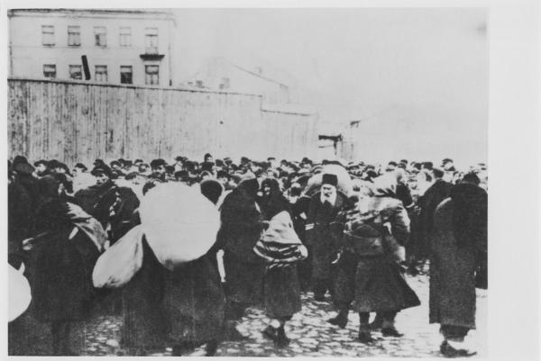 Nazismo - Polonia, Zamosc - Rastrellamento di ebrei - Uomini e donne con bagagli in attesa - Deportazione al campo di sterminio di Belzec