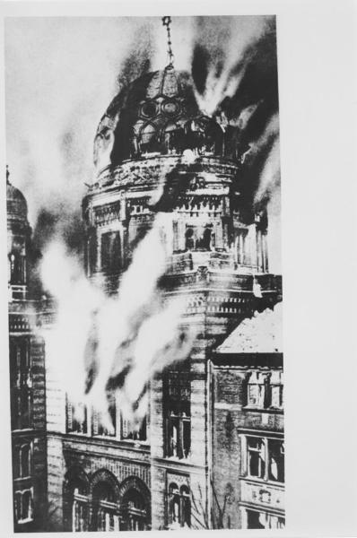 Nazismo - Notte dei cristalli - Germania, Berlino - Incendio della Nuova Sinagoga di Berlino in Oranienburger Strasse - Fiamme e fumo - Antisemitismo