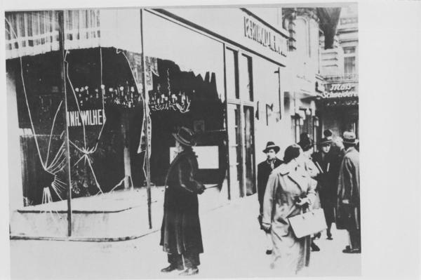 Nazismo - Notte dei cristalli - Germania, Magdeburgo - Vetrine distrutte di un negozio condotto da ebrei - Antisemitismo