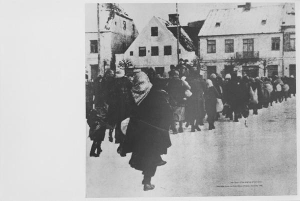 Nazismo - Polonia, Mlawa - Rastrellamento di ebrei: uomini e donne con bagagli - Deportazione