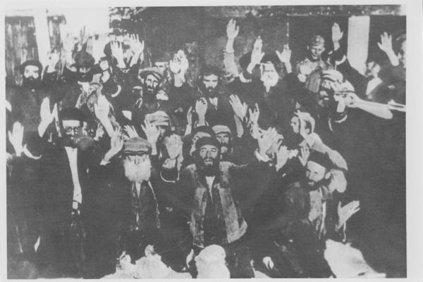 Nazismo - Polonia, Szczebrzeszyn (Lublin) - Rastrellamento - Uomini ebrei in ginocchio con le mani alzate - Arresto - Deportazione - Soldati tedeschi