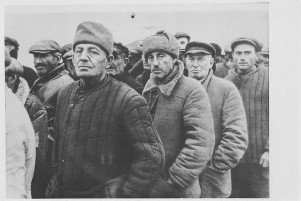 Nazismo - Russia / Ucraina, Odessa - Occupazione dell'esercito romeno, affiancato da truppe tedesche - Rastrellamento - Ritratto di gruppo maschile: uomini ebrei in fila per registrarsi