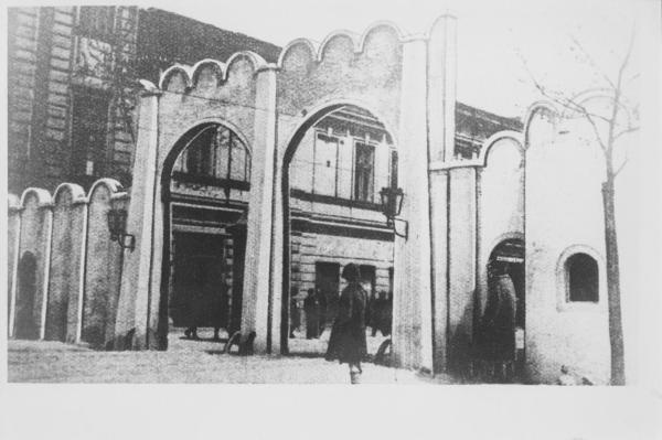 Nazismo - Polonia, Cracovia - Ingresso del ghetto ebraico: porta con archi
