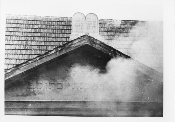 Nazismo - Notte dei cristalli - Austria, Klosterneuburg  - Incendio della sinagoga - Facciata sotto il tetto - Tavole dei 10 comandamenti - Fumo - Antisemitismo