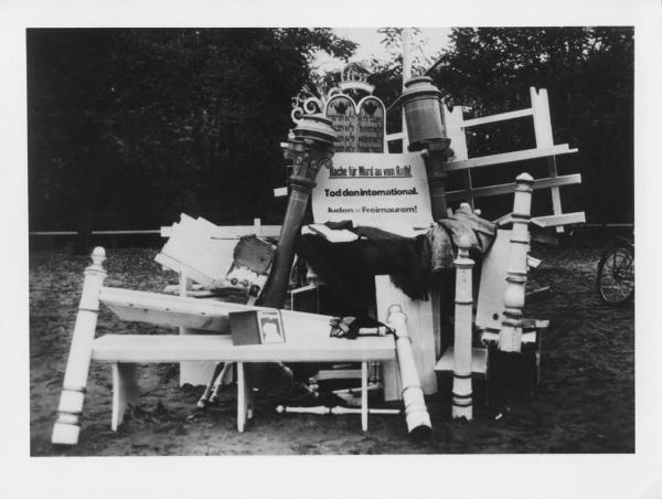 Nazismo - Notte dei cristalli - Germania, Zeven - Resti della Sinagoga bruciata: Almemor distrutto (tribuna elevata su cui viene letta la Torah) - Cartello con la scritta: "Vendetta per l'omicidio di von Rath" - Antisemitismo
