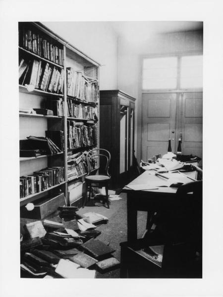 Nazismo - Notte dei cristalli - Germania, Monaco, Herzog-Rudolf Strasse - Biblioteca della Sinagoga Ohel Yakov, interno - Distruzione - Libri a terra - Antisemitismo