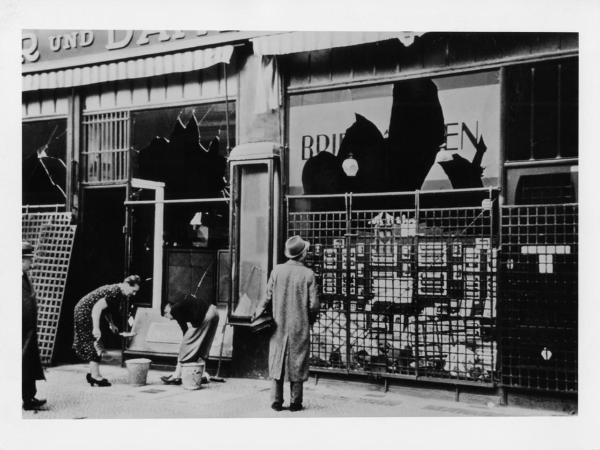 Nazismo - Notte dei cristalli - Germania, Berlino, Potsdamer Strasse - Vetrine distrutte di un negozio condotto da ebrei - Antisemitismo