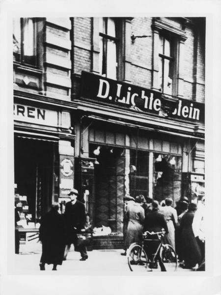 Nazismo - Notte dei cristalli - Germania, Berlino (o Magdeburgo) - Vetrine distrutte del negozio "Lichtenstein" condotto da ebrei - Passanti - Antisemitismo