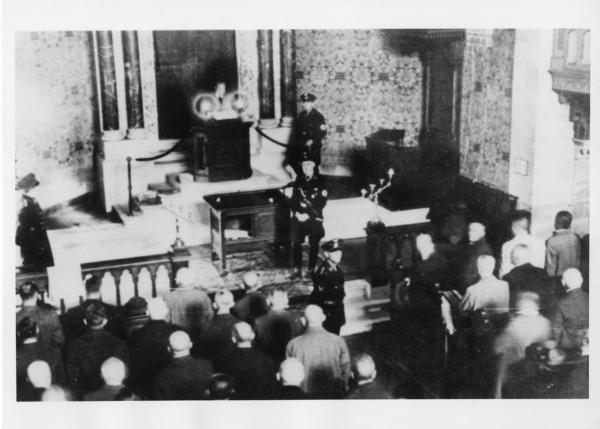 Nazismo - Notte dei cristalli - Germania, Baden Baden - Sinagoga, interno - Discorso antisemita - SS - Membri della sinagoga ebrei obbligati all'ascolto - Antisemitismo