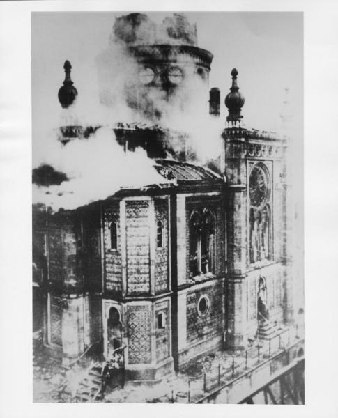Nazismo - Notte dei cristalli - Germania, Wiesbaden - Sinagoga incendiata - Tetto in fiamme - Antisemitismo