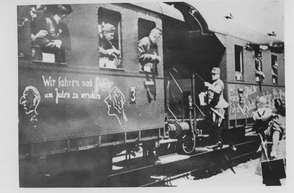Seconda guerra mondiale - Germania - Treno con scritte antisemite ("Andiamo in Polonia per suonarle agli ebrei") diretto in Polonia - Militari tedeschi a bordo - Nazismo
