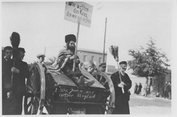 Seconda guerra mondiale - Nazismo - Polonia, Lodz - Ghetto ebraico (?) - Strada della città - Umiliazione pubblica: il rabbino di Lodz su carretto con scritte antisemite - Antisemitismo