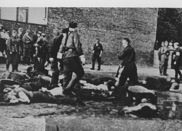 Seconda guerra mondiale - Lituania, Kaunas (Kowno) - Occupazione tedesca - Fucilazione / eccidio di ebrei in piazza - Uomini a terra - Polizia tedesca in divisa - Nazismo