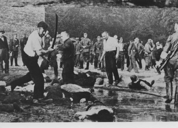 Seconda guerra mondiale - Lituania, Kaunas (Kowno) - Occupazione tedesca - Fucilazione / eccidio di ebrei in piazza - Uomini a terra - Polizia tedesca in divisa - Nazismo