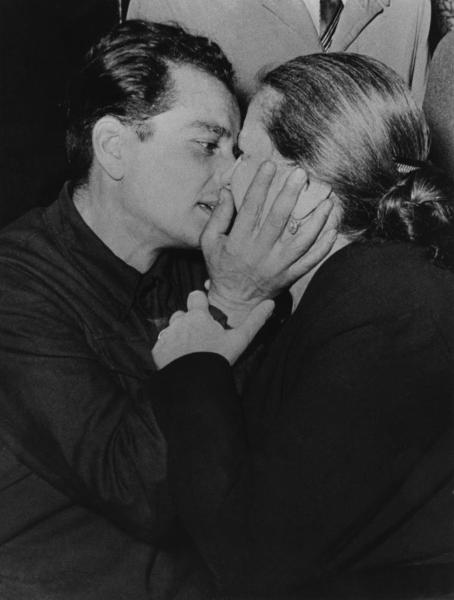 Dopoguerra - Rimpatrio dei reduci italiani dalla Germania (ex lavoratori coatti e ex prigionieri dei campi di concentramento nazisti) - Uomo rincontra una donna - Abbraccio