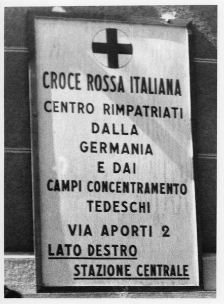 Dopoguerra - Rimpatrio dei reduci italiani dalla Germania (ex lavoratori coatti e ex prigionieri dei campi di concentramento nazisti) - Milano, stazione Centrale - Centro della Croce rossa italiana per rimpatriati - Insegna