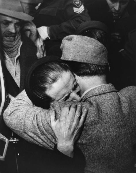 Dopoguerra - Rimpatrio dei reduci italiani dalla Russia - Tarvisio - Uomo rincontra una donna - Abbraccio