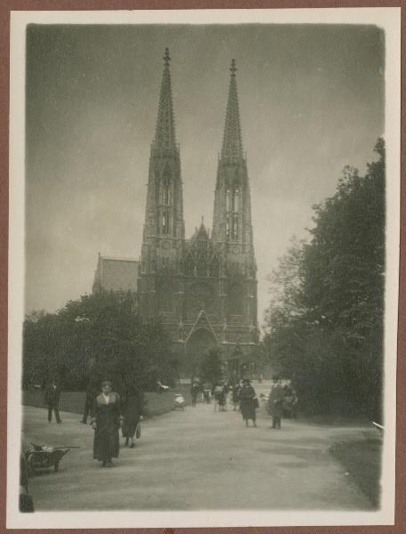 Vienna - Votivkirche (chiesa votiva) - Esterno - Facciata - Persone