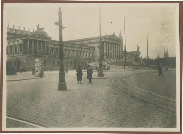 Vienna - Parlamento - Esterno - Strada - Ritratto di coppia - Uomo e donna