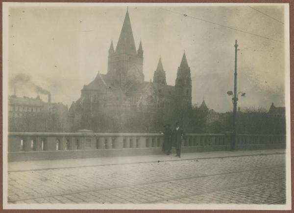 Vienna - Chiesa di San Francesco d'Assisi (detta Chiesa del giubileo) - Esterno - Strada - Ritratto di coppia - Uomo e donna