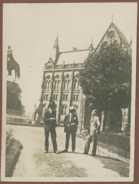 Ritratto di gruppo maschile - Antonio Boschi, Cesare Mendini e altro uomo - Budapest - Parlamento - Esterno - Statua equestre di Gyula Andrassy