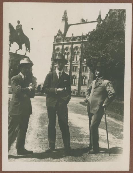 Ritratto di gruppo maschile - Antonio Boschi, Cesare Mendini e altro uomo - Budapest - Parlamento - Esterno - Statua equestre di Gyula Andrassy