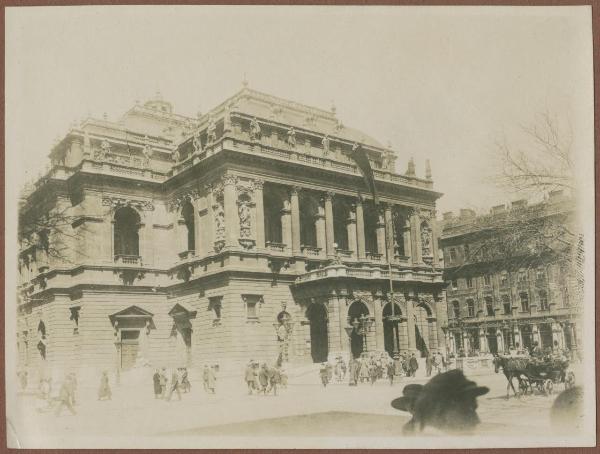 Budapest - Teatro dell'Opera - Esterno - Strada - Persone - Calesse