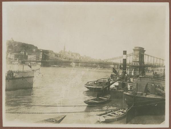 Budapest - Ponte delle Catene - Danubio, fiume - Barche