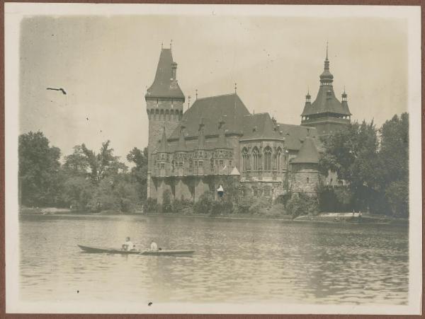 Budapest - Parco Varosliget - Castello Vajdahunyad - Esterno - Veduta dal bacino d'acqua